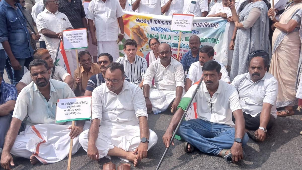 Congress activists lay siege to Kochi MLA’s office demanding solution to tidal flooding