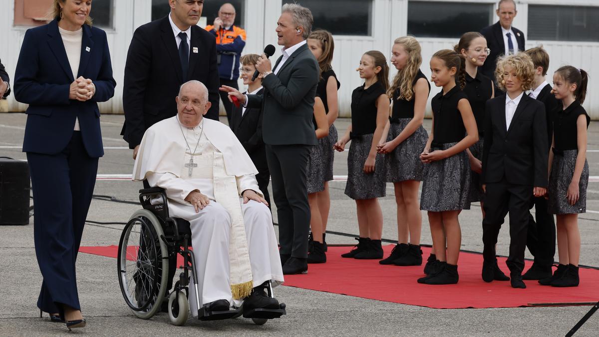 Pope denounces abuse cover-ups as he wraps thorny Belgium visit