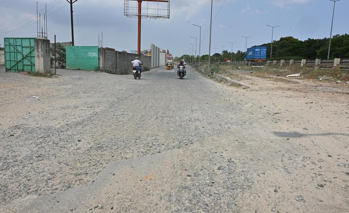 कोवूर में क्षतिग्रस्त सर्विस रोड का एक दृश्य।