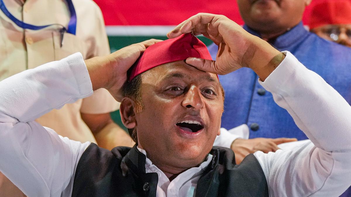 SP to keep equidistance from both Congress and BJP; stands firmly with Mamata Banerjee