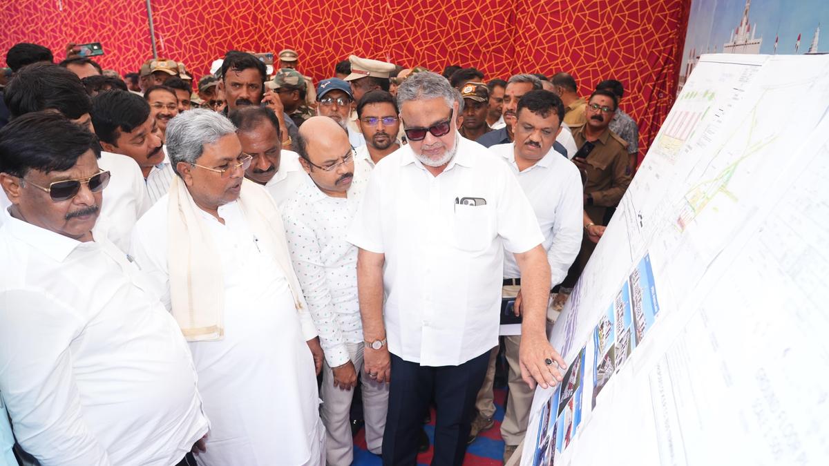Siddaramaiah inspects construction work of new bus stand in Bannimantap