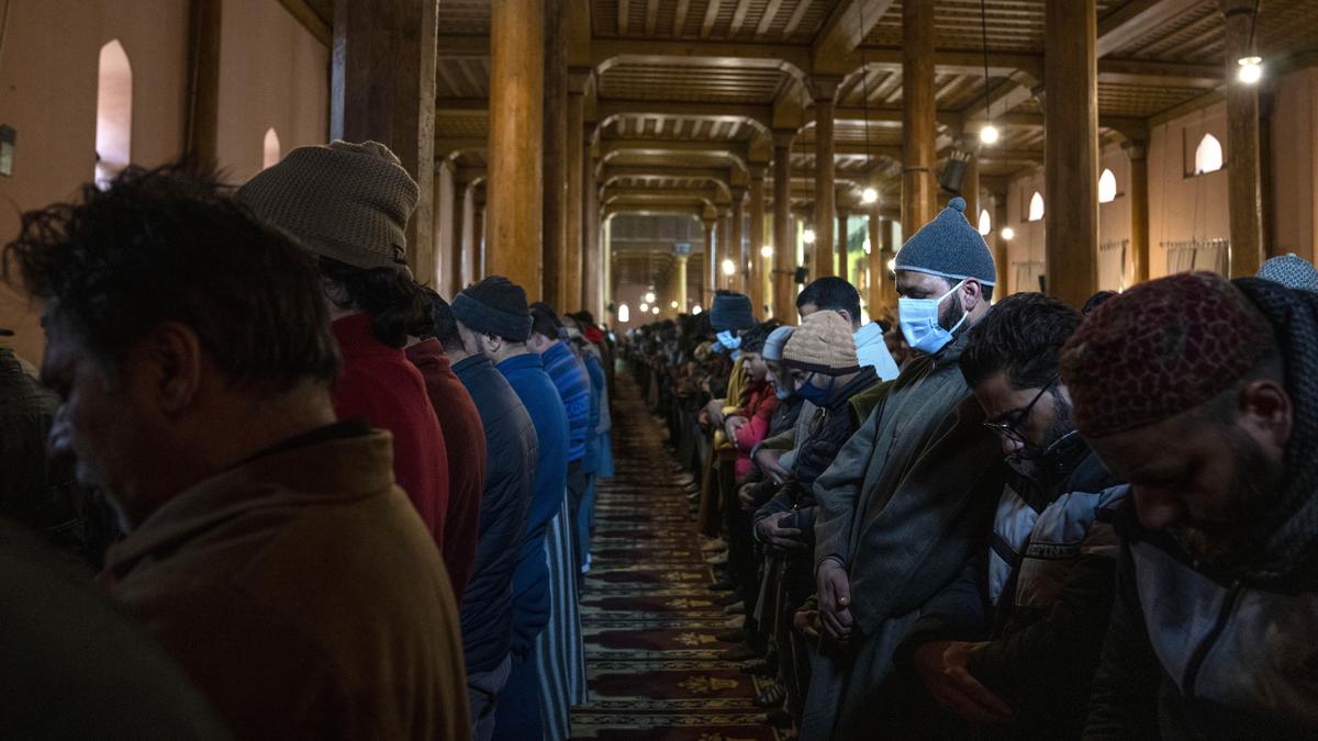 Friday prayers allowed at Srinagar’s Jamia Masjid after 30 weeks