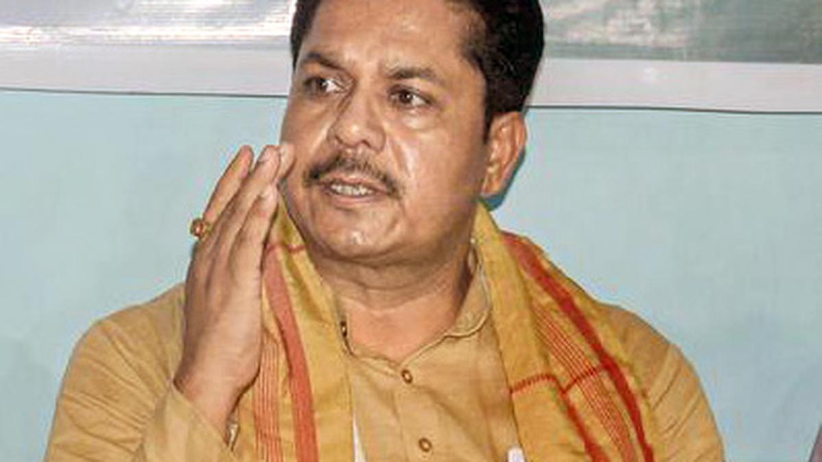 असम कांग्रेस प्रमुख भूपेन कुमार बोरा ने कहा, मुख्यमंत्री 'मुझसे डरते हैं' -  द हिंदू