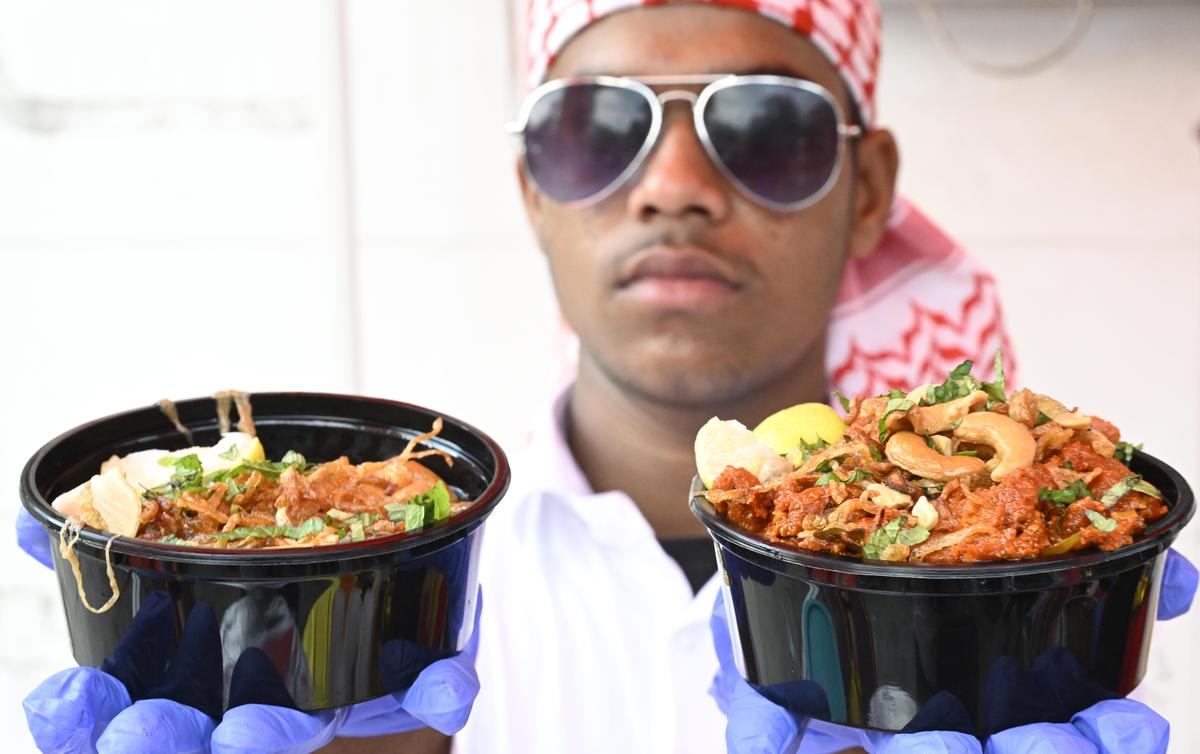 Haleem con una varietà di condimenti