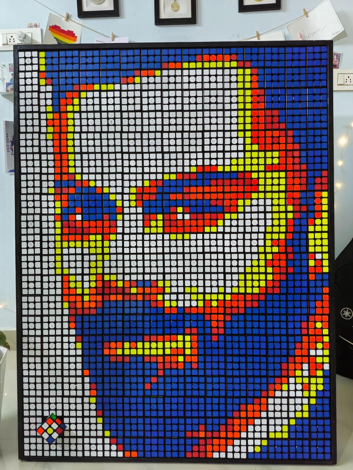 डिज़ाइन में 300 त्रि-आयामी (3X3X3) रूबिक क्यूब्स हैं और माप 45X34 इंच हैं।