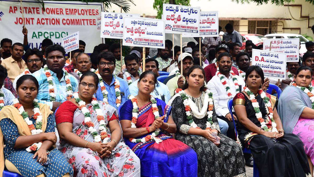 A.P. electricity employees stage protest over delay in revising pay scales