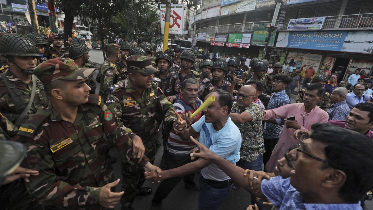 https://th-i.thgim.com/public/incoming/c57qcm/article68820738.ece/alternates/LANDSCAPE_1200/Bangladesh_Hindu_Protest_99968.jpg