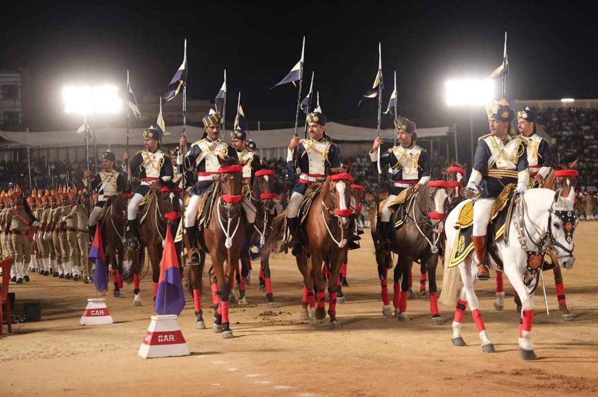 Torchlight Parade brings the curtain down on Dasara celebrations in Mysuru  - The Hindu