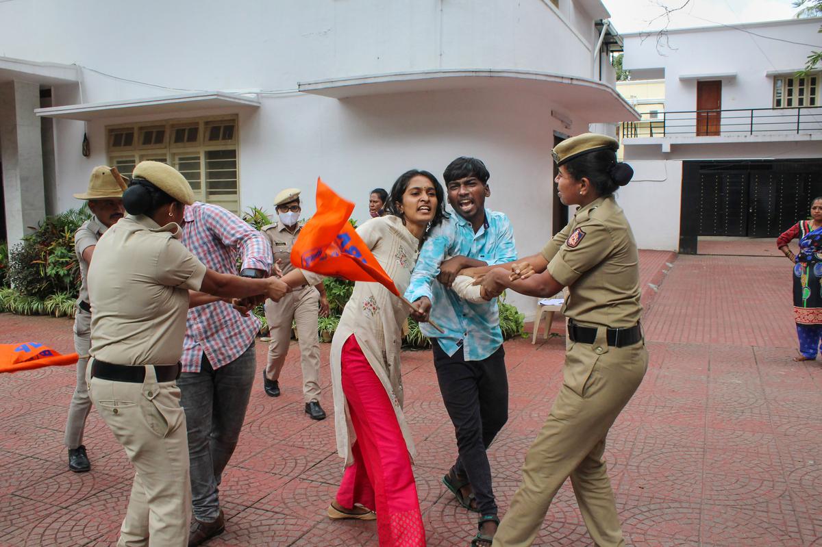 ABVP activists barge into Karnataka Home Minister's residence, FIR lodged  against 30 - The Hindu