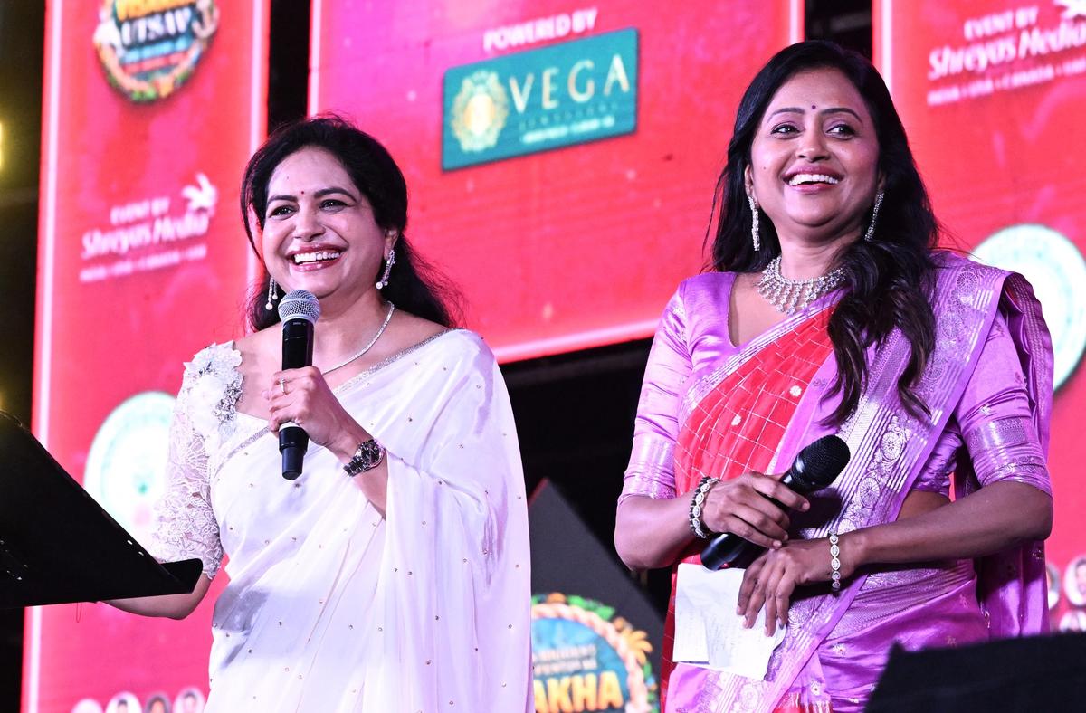 শনিবার বিশাখাপত্তনমের আরকে বিচে বিশাখা উৎসবের উদ্বোধনে প্রখ্যাত প্লেব্যাক গায়িকা সুনিতা এবং অ্যাঙ্কর সুমা।