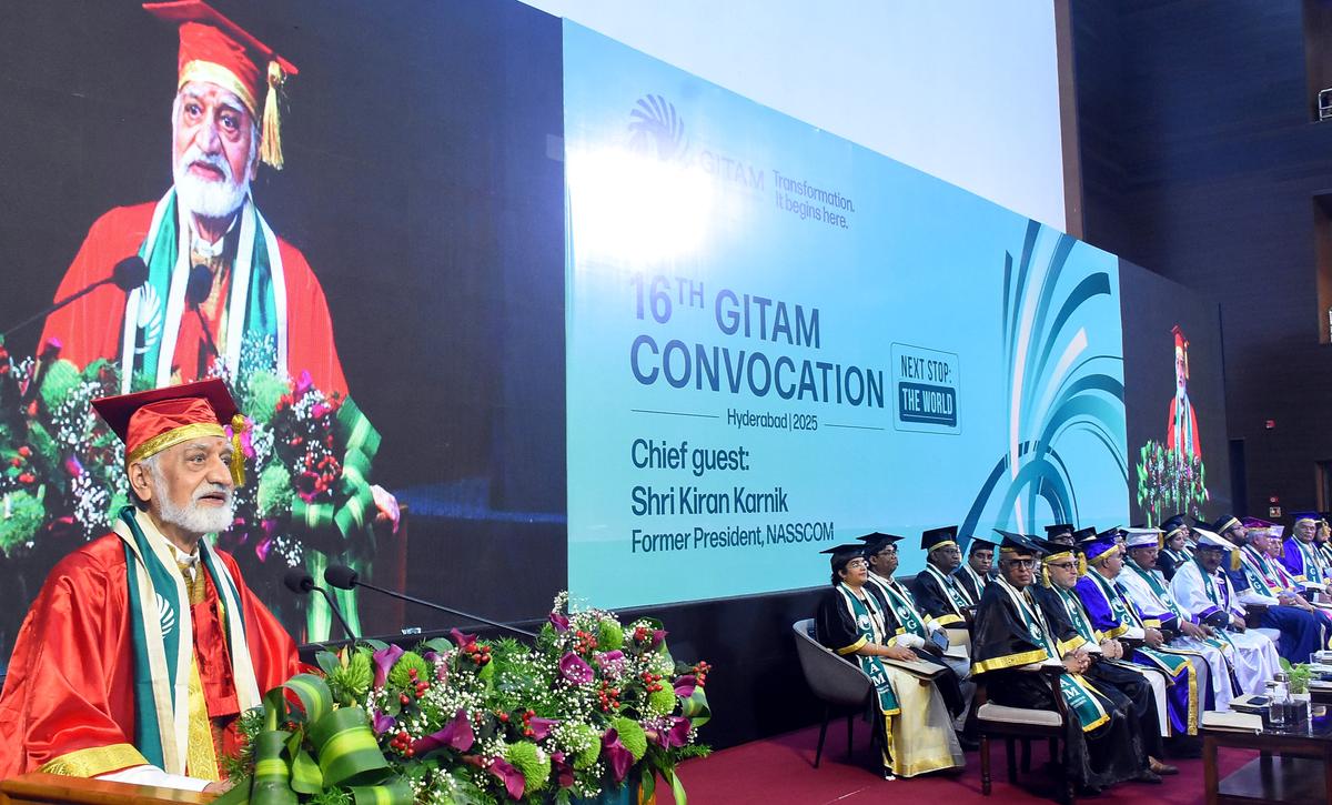 Nasscom'un eski başkanı Dr. Kiran Karnik, Cumartesi günü Sangareddy'deki Rudraram'daki Gitam'ın 16. toplantısında.
