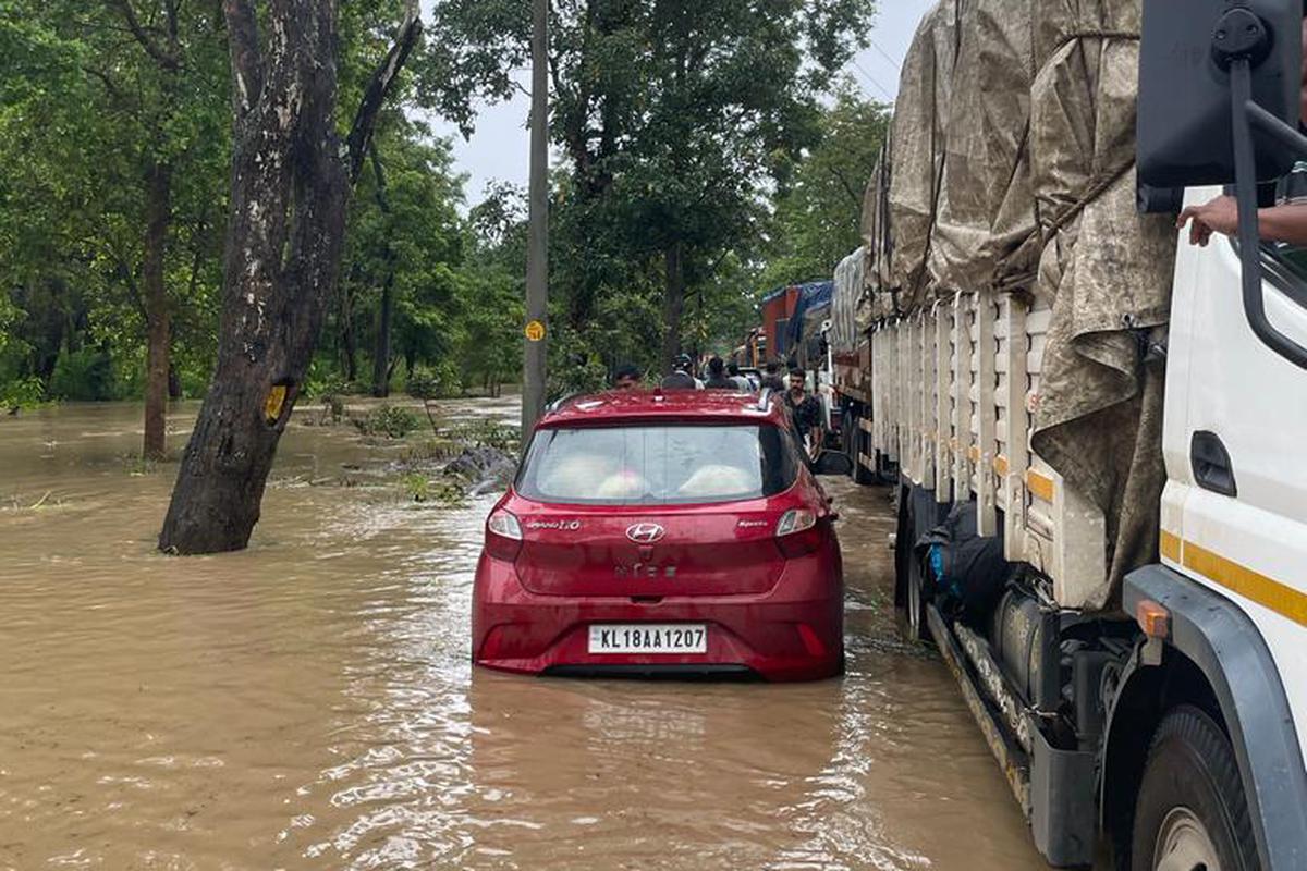 पोंकुझी, राष्ट्रीय राजमार्ग 766 पर, केरल-कर्नाटक सीमा के पास, जिले में भारी बारिश के कारण बाढ़ आ गई है।  2 अगस्त 2022 |  02/08/2022