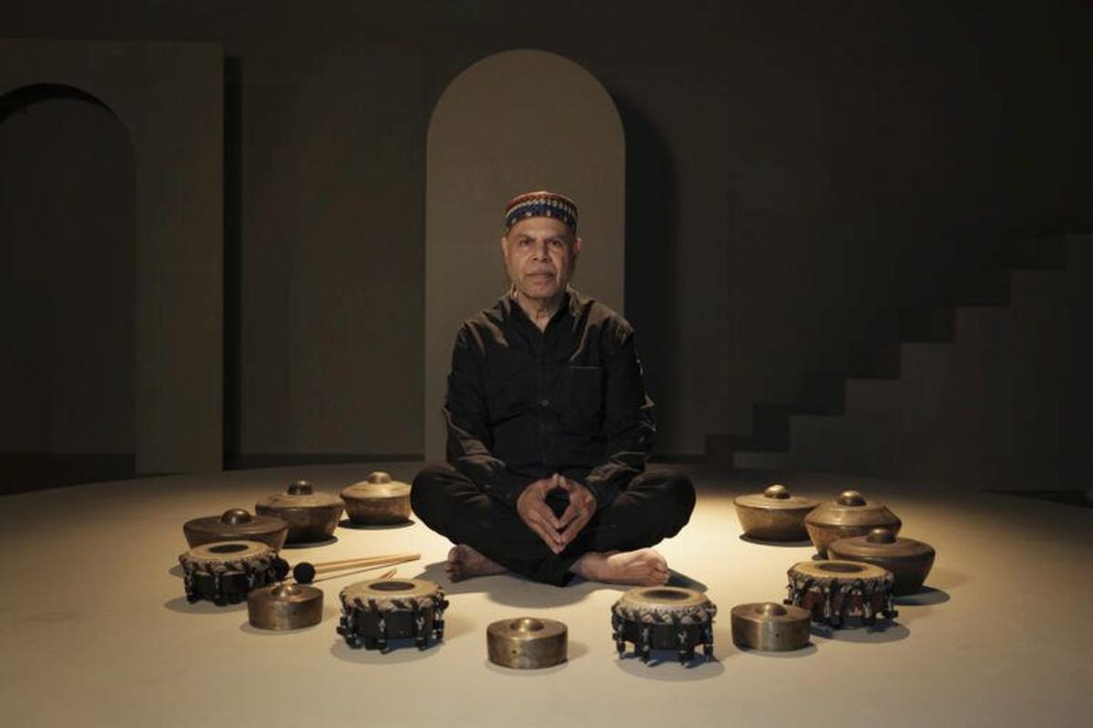 रमेश ने अपने एल्बम 'वेर्डली इन टाइम' के लिए अपने परिवार के सदस्यों को चुना है।