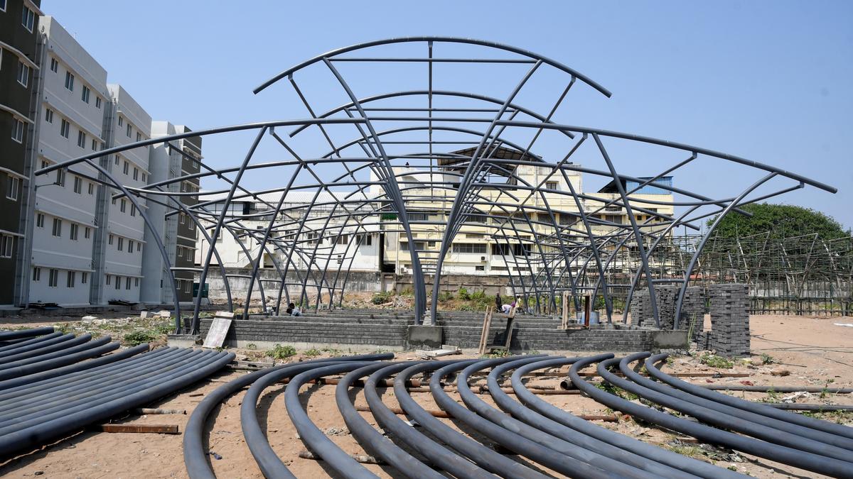 Nochikuppam tense as civic officials try to remove roadside fish stalls