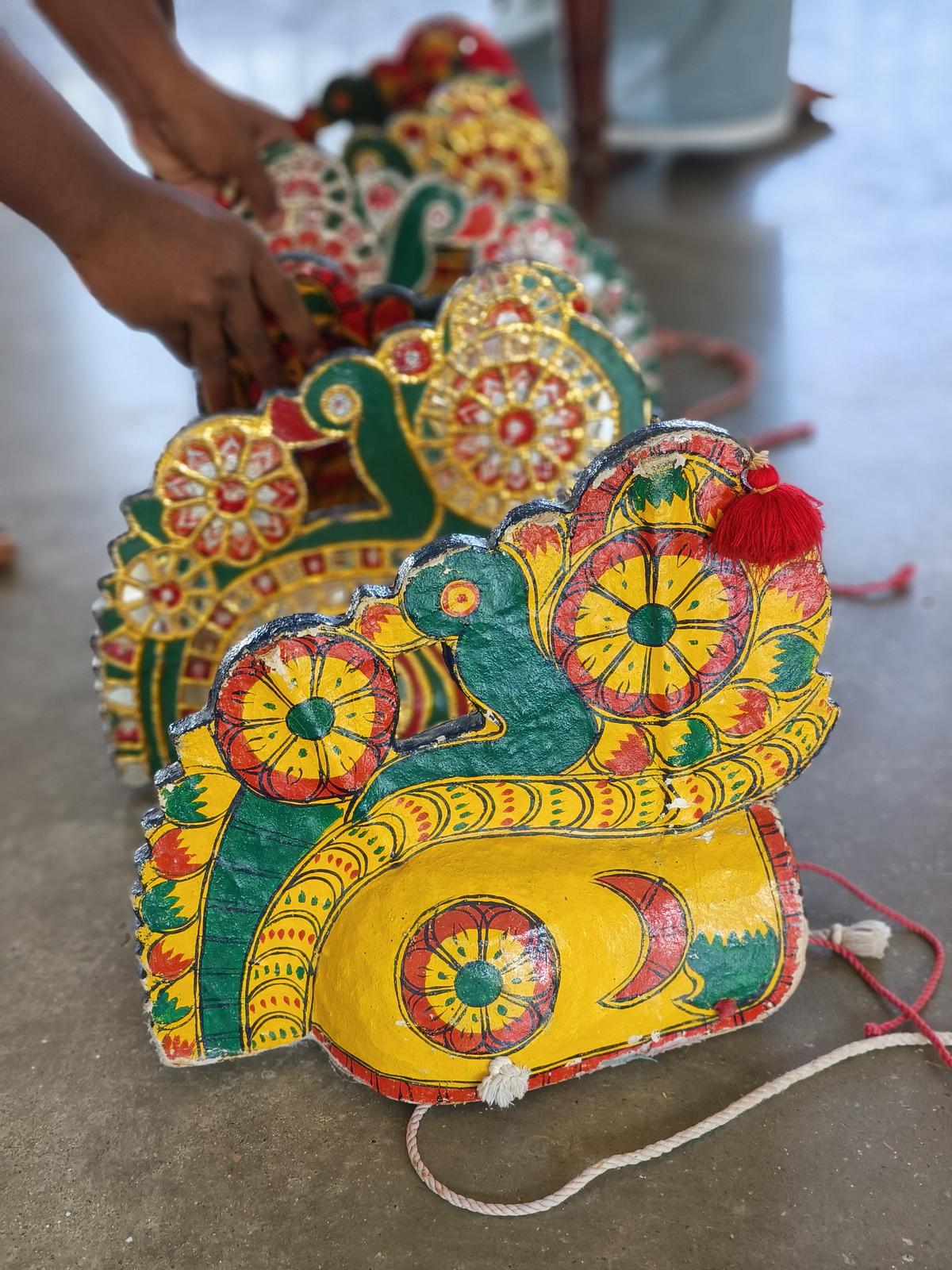 खूबसूरती से हाथ से चित्रित लकड़ी के आभूषण