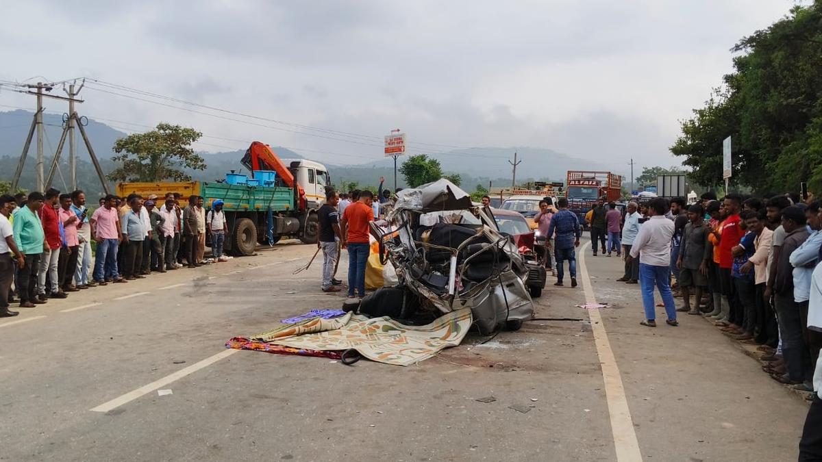 Four dead, nine injured in accident in Chikkamagaluru dist.