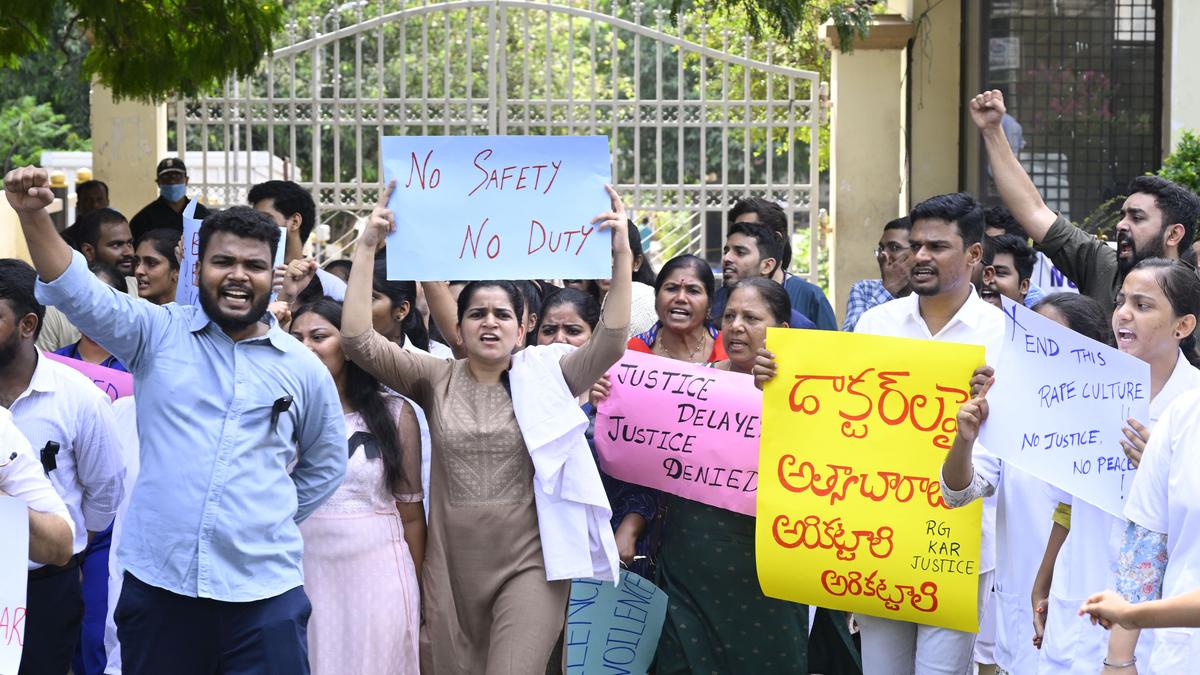 Doctors defy rain, hold massive protest in solidarity with Kolkata medico