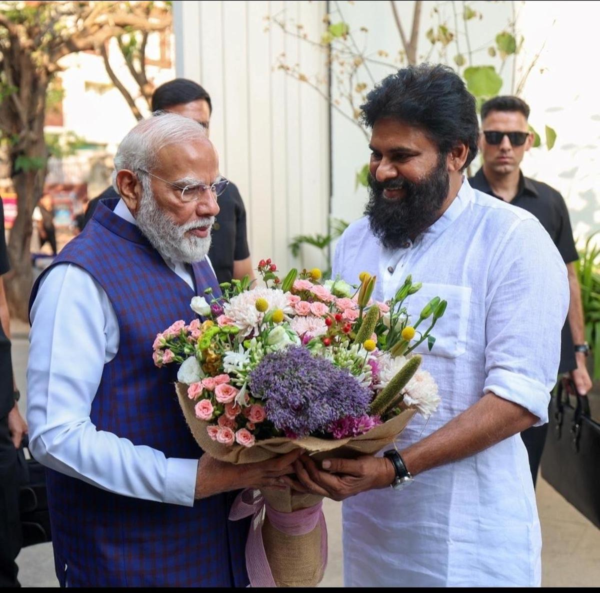 O primeiro-ministro Narendra Modi com o vice-ministro-chefe K. Pawan Kalyan na residência deste último em Hyderabad no domingo