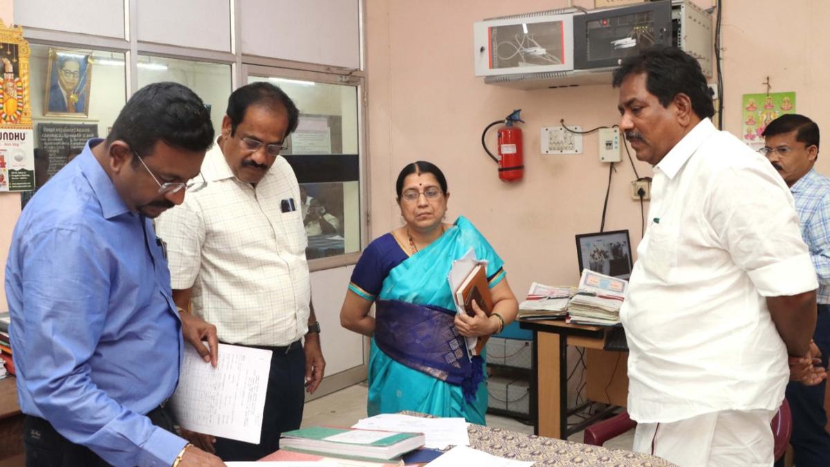 Minister conducts inspection at sub-registrar offices in Salem