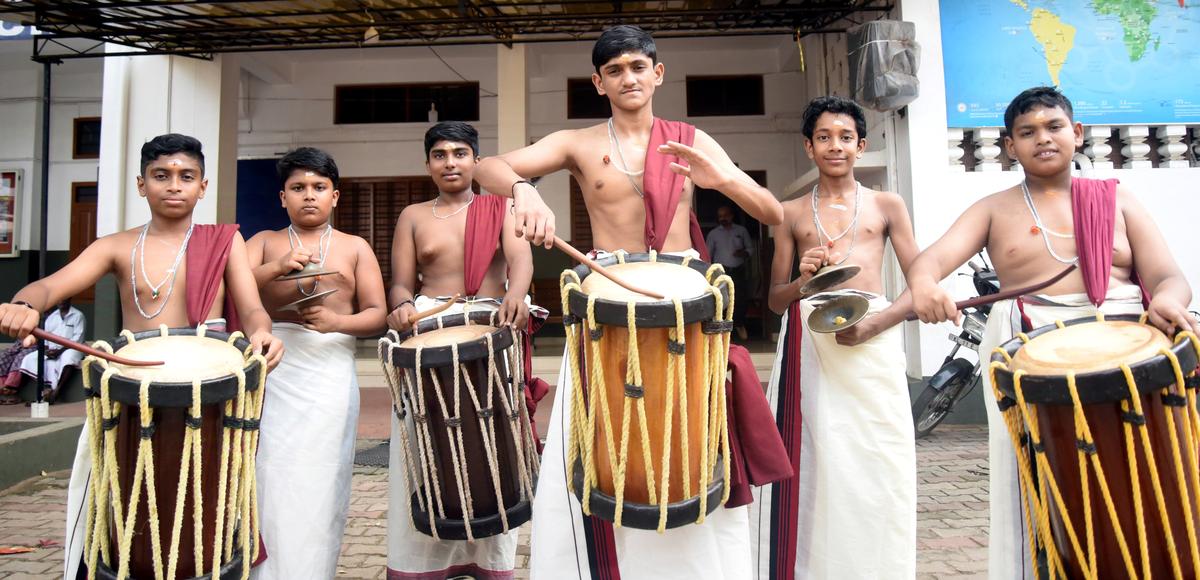 सेंट जोसेफ एचएसएस, कोझिकोड की टीम ने बुधवार को कोझिकोड में जिला स्कूल कला उत्सव में थायमबाका (एचएस श्रेणी) में प्रथम पुरस्कार जीता।