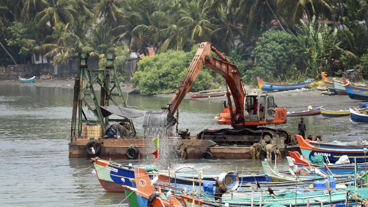 Mayor reviews Kallayi river rejuvenation work; 25% desilting completed