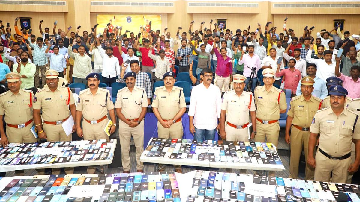 Over 800 lost mobile phones worth ₹2.40 crore returned to original owners