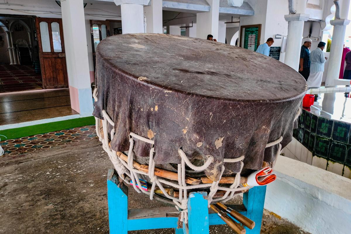 Gendang nagara tradisional di masjid Muthupettai di distrik Thiruvarur.