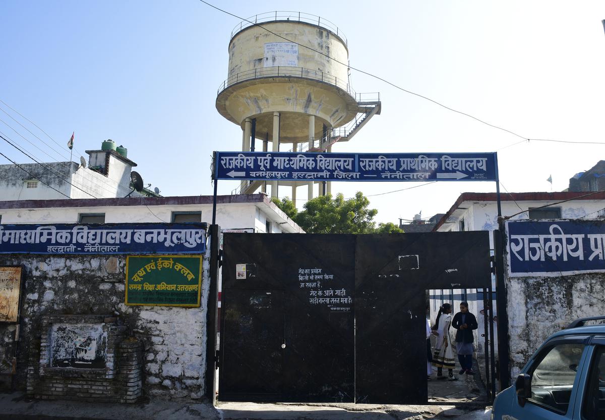 A 700 kilolitre water tank in the lane behind the shrine inaugurated by the Uttarakhand government in 2008, and bears the name of BJP leader Matbar Singh Kandari, the then Minister.