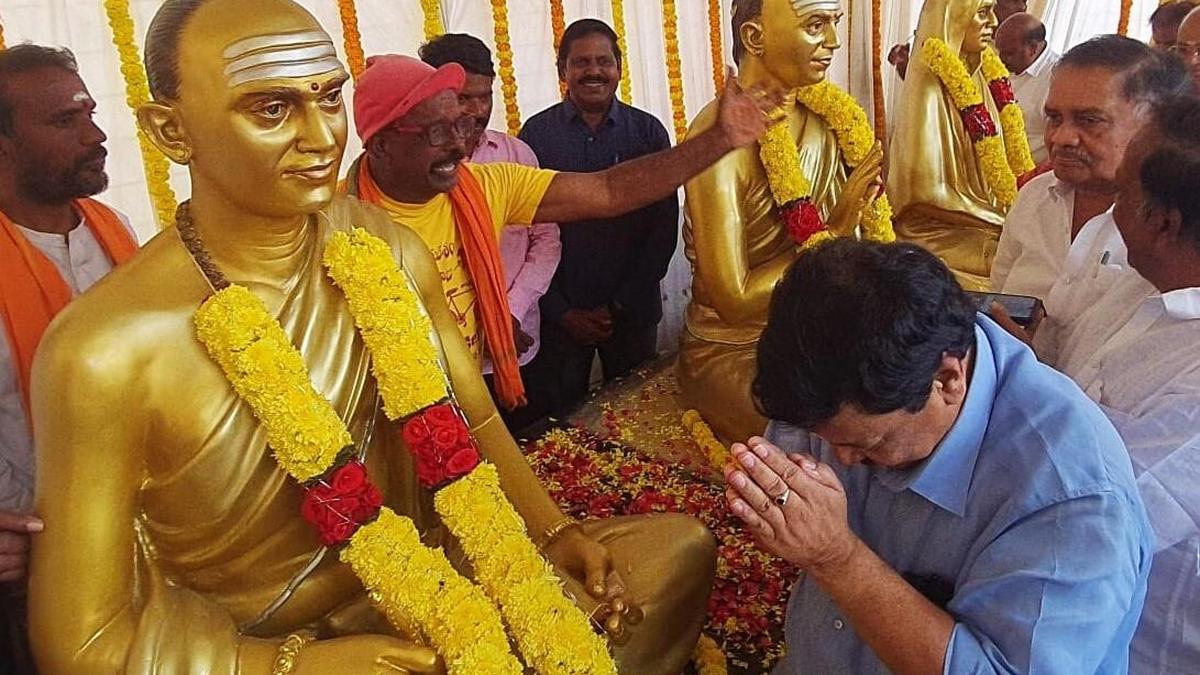 Bronze statues of poets, freedom fighter unveiled in Kadiyam