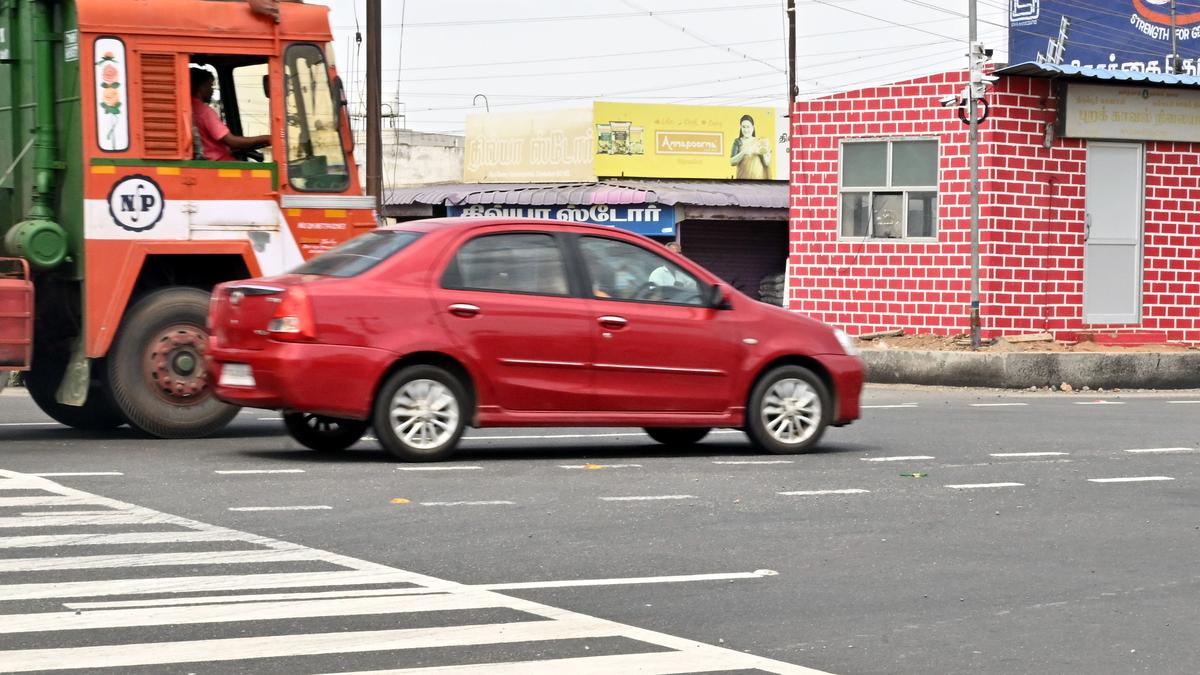 Jumping of red signals by speeding vehicles getting noticeable at Karanampettai traffic junction