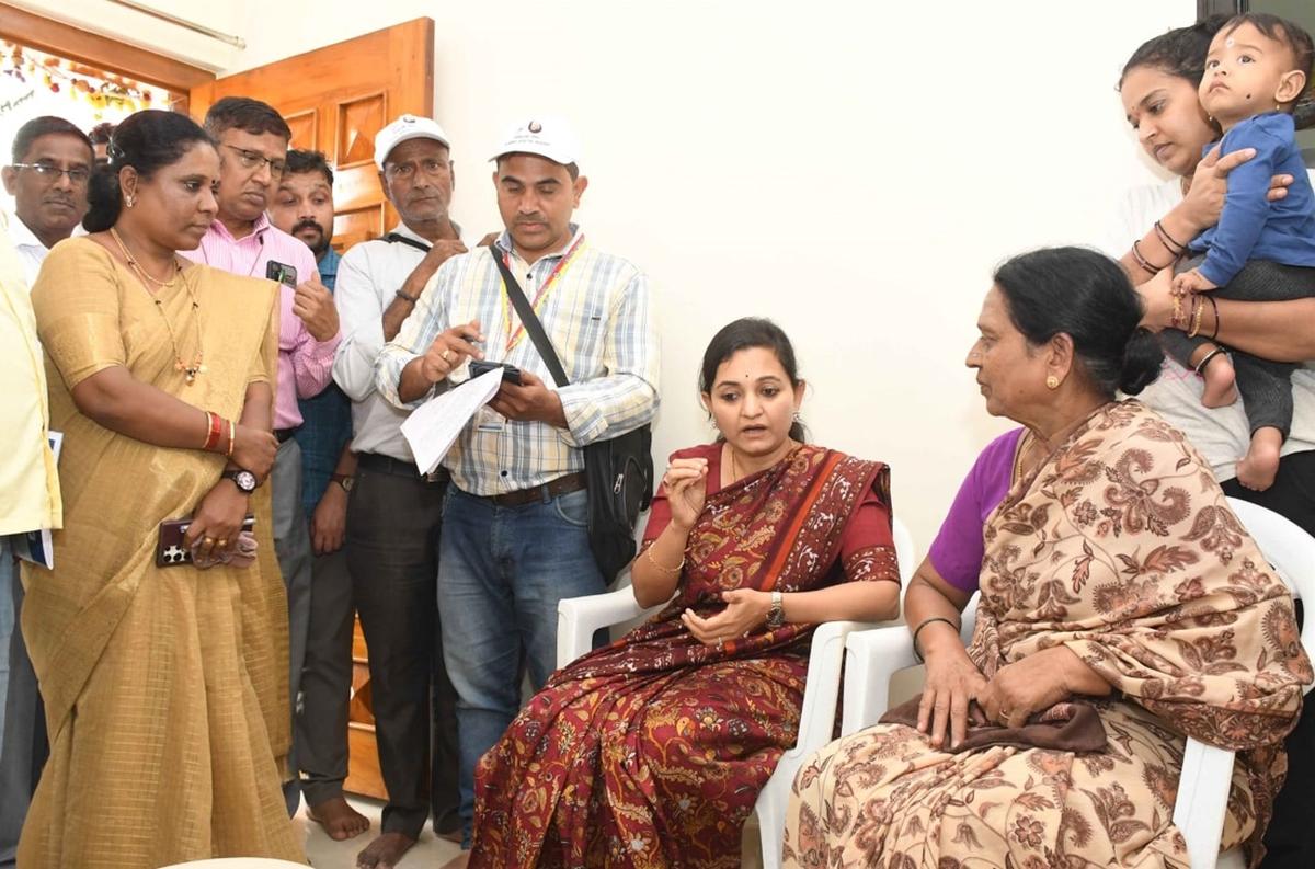Social, educational survey hit by technical glitches in Dharwad - The Hindu