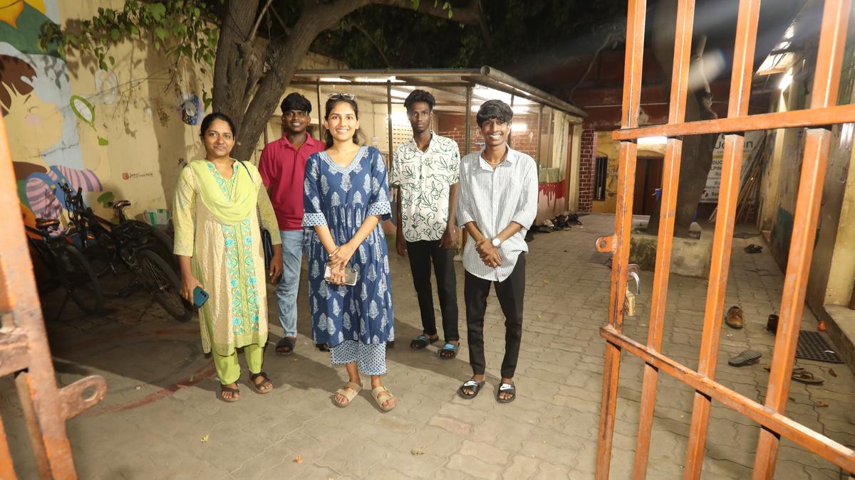 Placing an invisible Chetpet in the spotlight