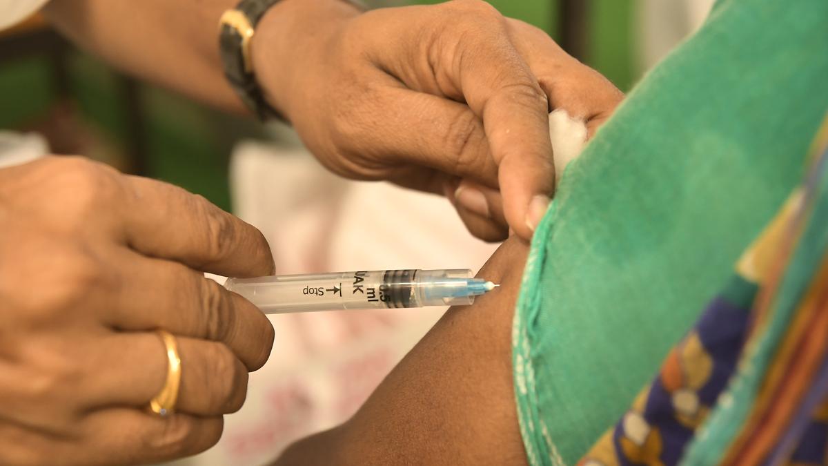 En Inde, toutes les MAPI liées aux vaccins sont régulièrement surveillées et le COVID ne fait pas exception, selon un expert de la santé.