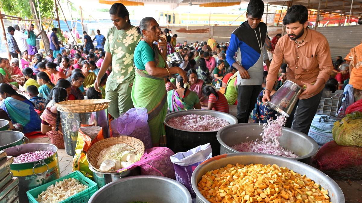 Scores of volunteers work for Thirukalyana virundhu thumbnail
