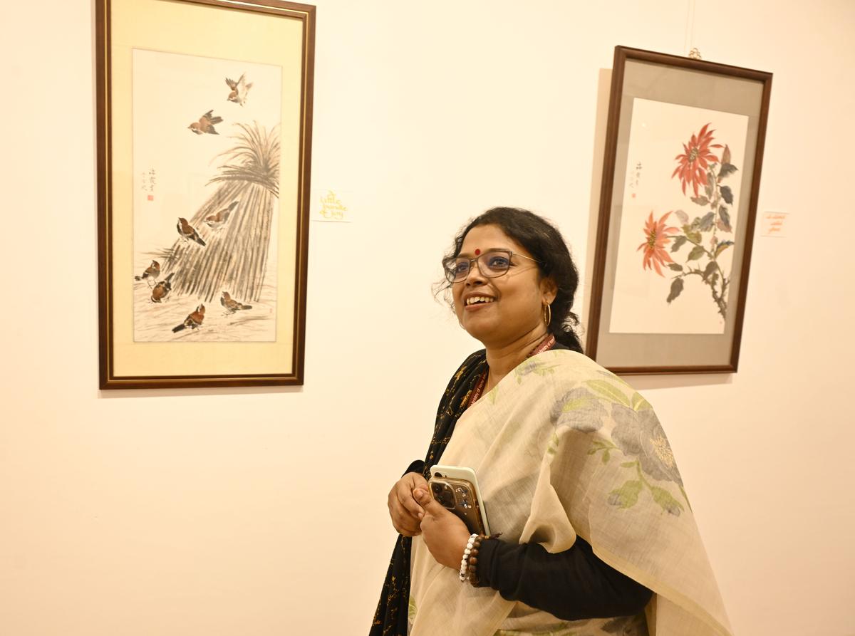 हर्षा दास अपनी हुआनियाओ स्याही पेंटिंग ललित कला अकादमी के साथ हर्षा दास अपनी हुआनियाओ स्याही पेंटिंग ललित कला अकादमी के साथ
