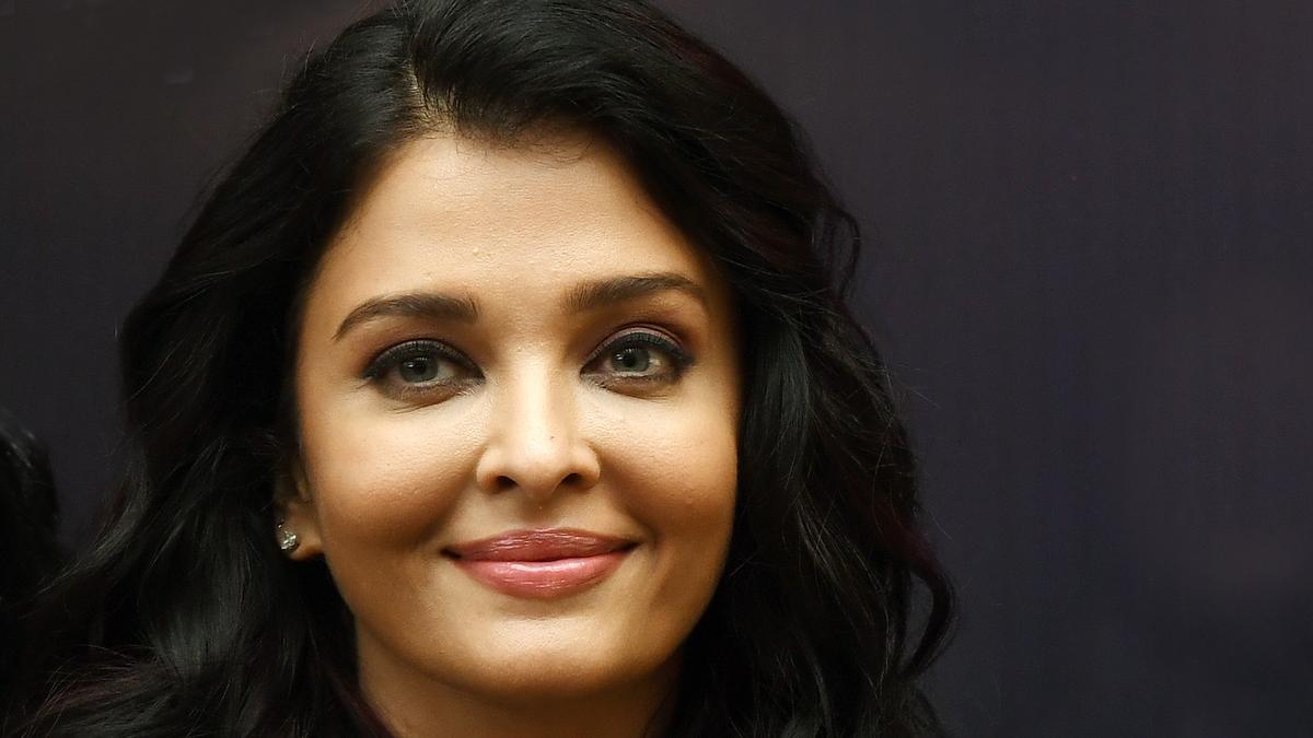 https://th-i.thgim.com/public/incoming/cfyznc/article70028816.ece/alternates/LANDSCAPE_1200/Aishwarya_Rai_Bachchan_3.jpg