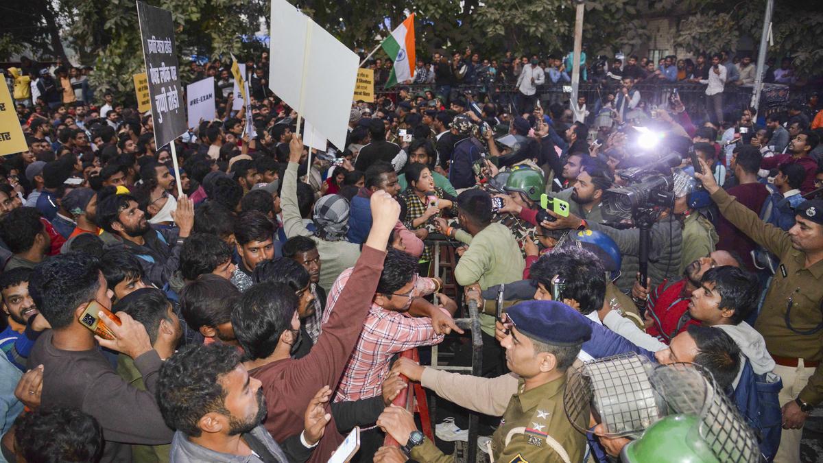 Police disperse protesting BPSC aspirants in Patna with lathicharge, water cannons