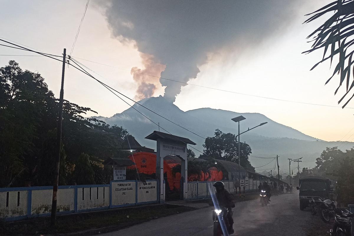 Ribuan orang dievakuasi setelah gunung berapi meletus di Indonesia