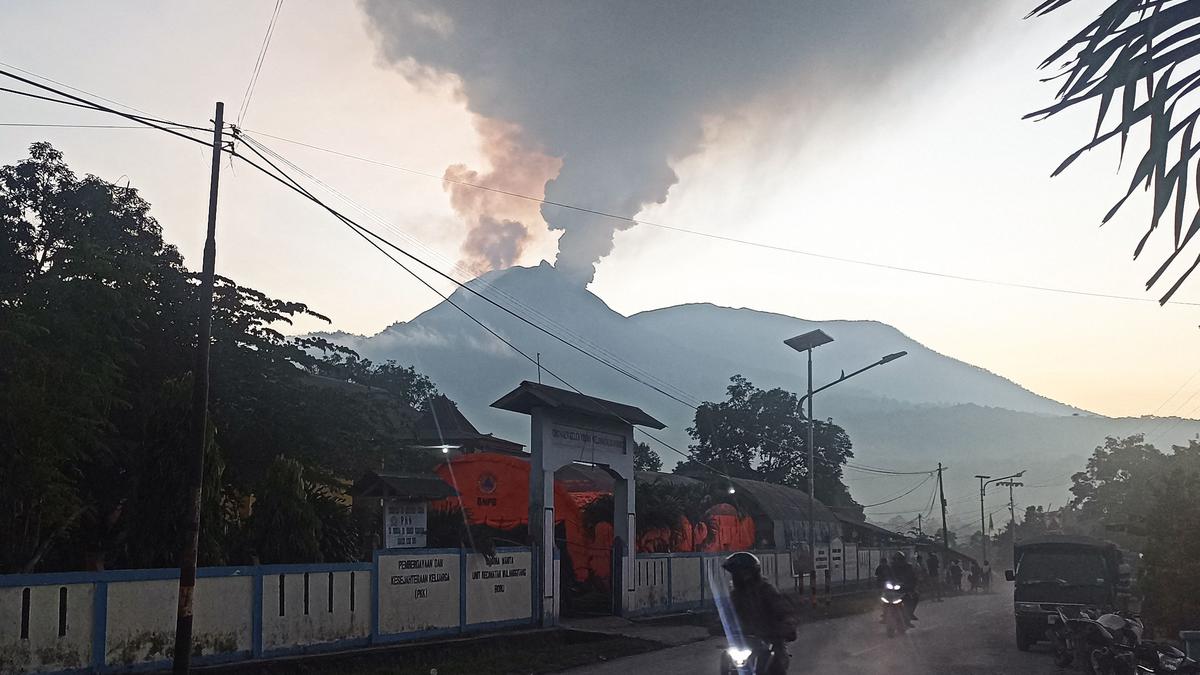 Ribuan orang dievakuasi setelah letusan gunung berapi di Indonesia