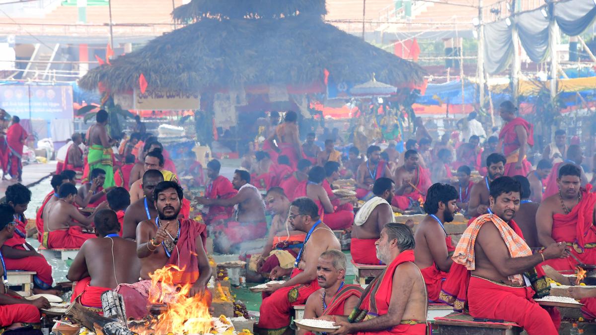 550 ruthviks, 300 priests from T.N. participate in ‘Maha Yagnam’ on second day in Vijayawada