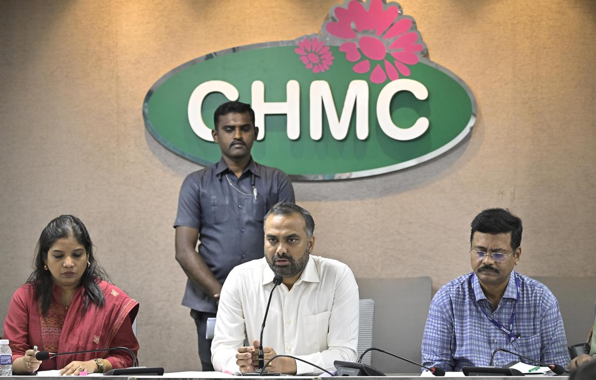 जीएचएमसी आयुक्त आरवी कर्णन सोमवार को हैदराबाद में जीएचएमसी कार्यालय में संपत्ति कर ओटीएस (एकमुश्त निपटान) योजना पर एक संवाददाता सम्मेलन को संबोधित कर रहे थे।