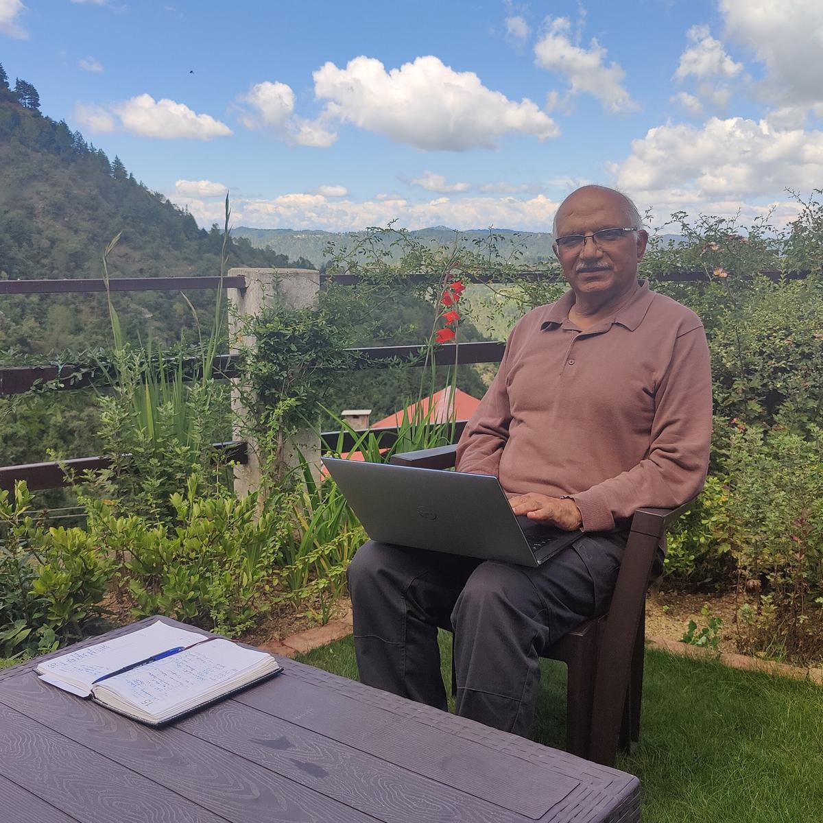 RK Thukral, redacteur van het boek en regisseur, Datanet werkt op afstand in Mukteshwar, Uttarakhand