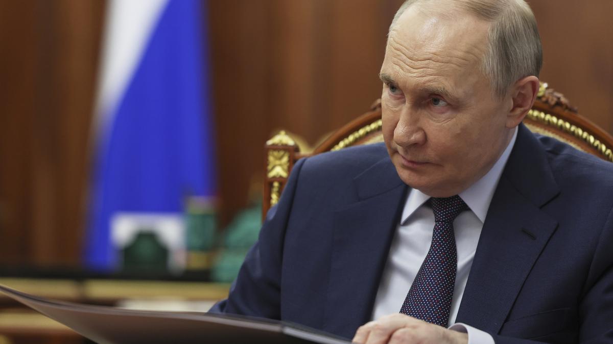 Putin meets Khamenei’s top adviser Larijani for nuclear talks