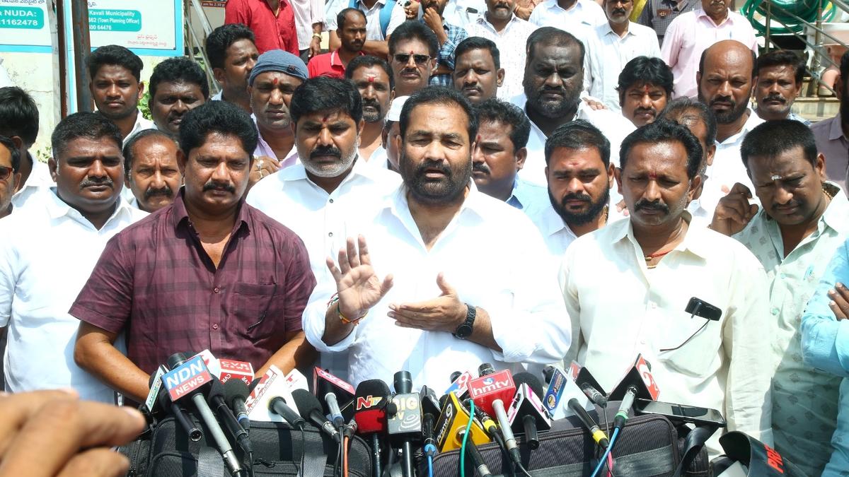 Kotamreddy demands early completion of NTR Necklace Road, Ganesh Ghat projects