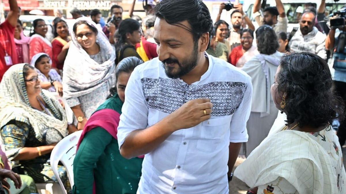 Palakkad MLA Rahul Mamkootathil’s presence at ASHAs’ agitation raises eyebrows; sparks political theatre Palakkad MLA Rahul Mamkootathil’s presence at ASHAs’ agitation raises eyebrows; sparks political theatre