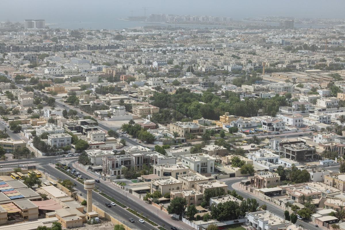 Dubaijas konkurences cenu noteikšana un spēcīgāka īres ienesīgums ir izraisījis pieaugošu vilci no tirgotājiem un tirgotājiem II līmeņa pilsētās, piemēram, Indore, Jaipur un Chandigarh. Dubaijas konkurences cenu noteikšana un spēcīgāka īres ienesīgums ir izraisījis pieaugošu vilci no tirgotājiem un tirgotājiem II līmeņa pilsētās, piemēram, Indore, Jaipur un Chandigarh.