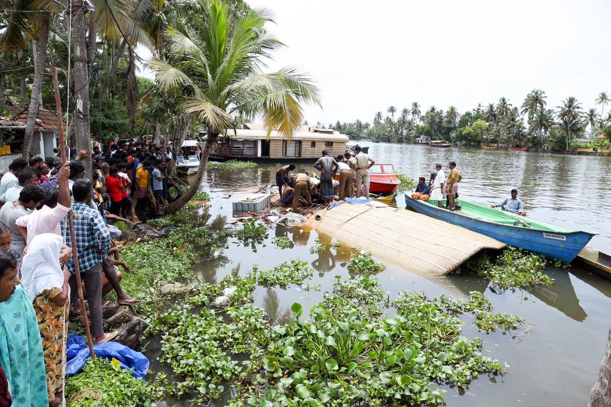 Houseboat capsizes in Alappuzha - The Hindu