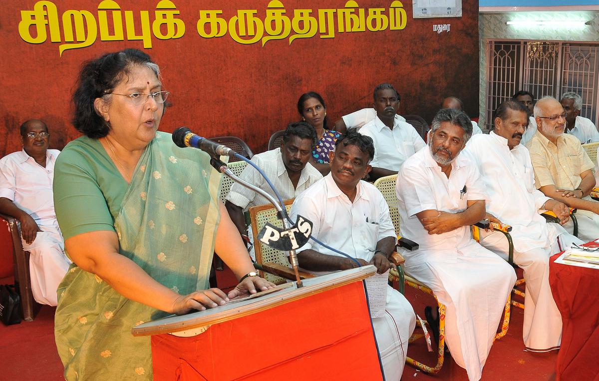 Vaigai, datter af kommunistleder P. Ramamurthy, taler ved et seminar i Madurai.