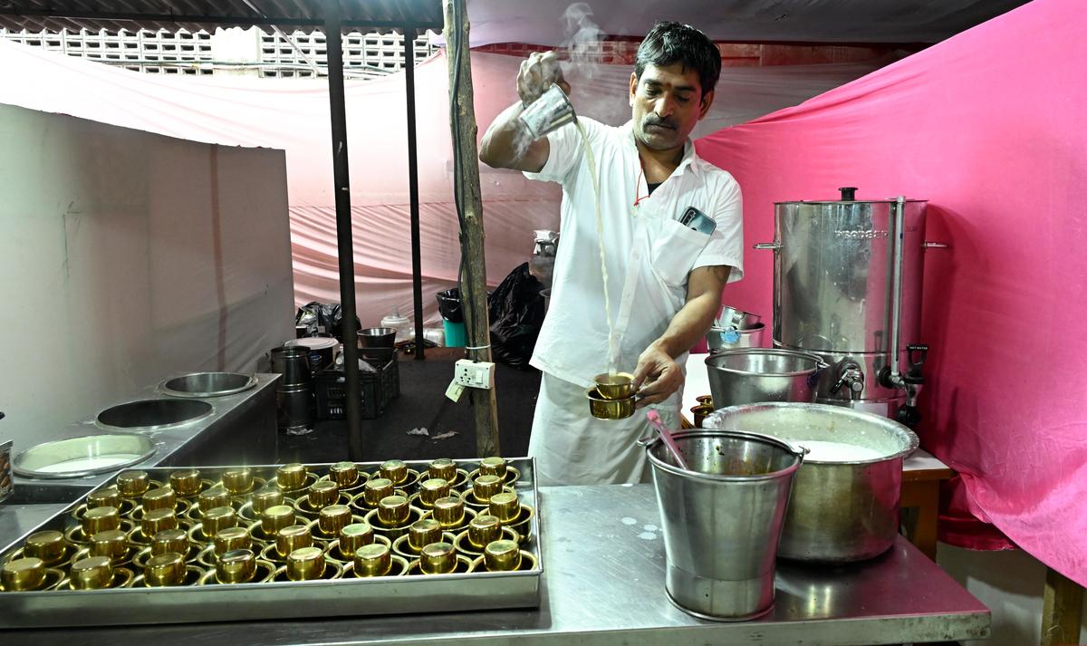 Mengukus secangkir kopi saring panas di kantin 'Arusuvai Arasu' di Sri Parthasarthy Swamy Sabha