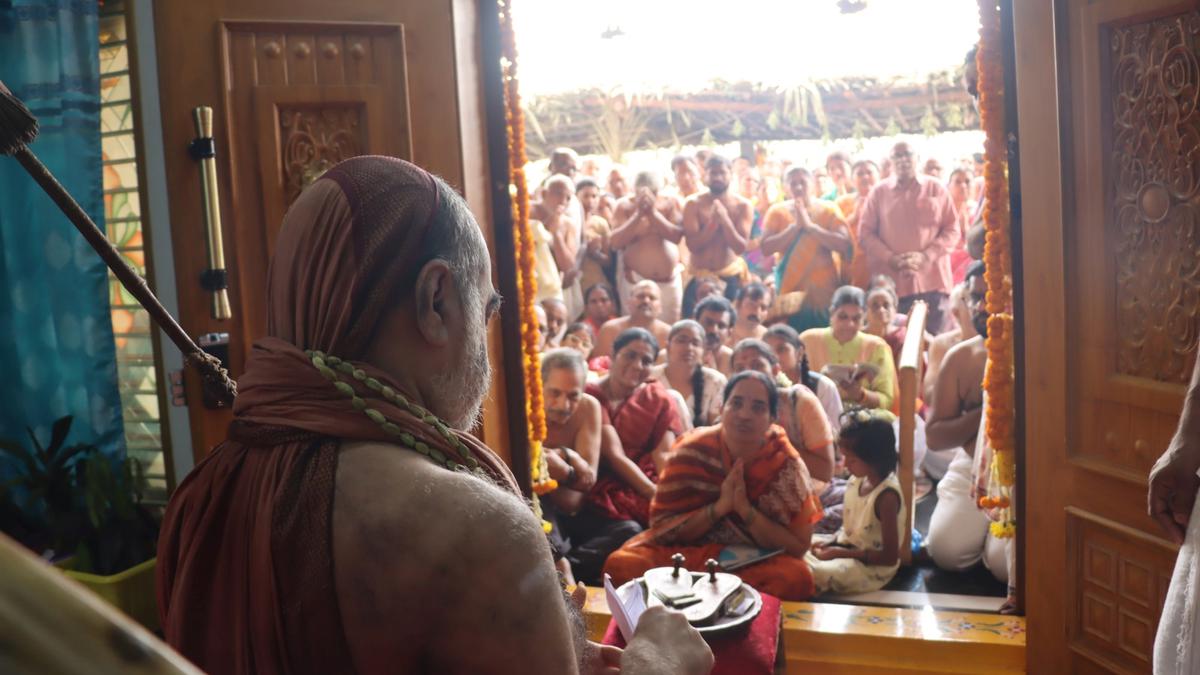 Kanchi seer launches Shankara Jayanthi fete in Ongole